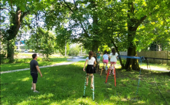 Les échasses à la Calandreta de la Dauna : une activité éducative pour les enfants à Pessac