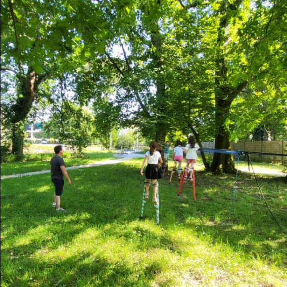 Les échasses à la Calandreta de la Dauna : une activité éducative pour les enfants à Pessac