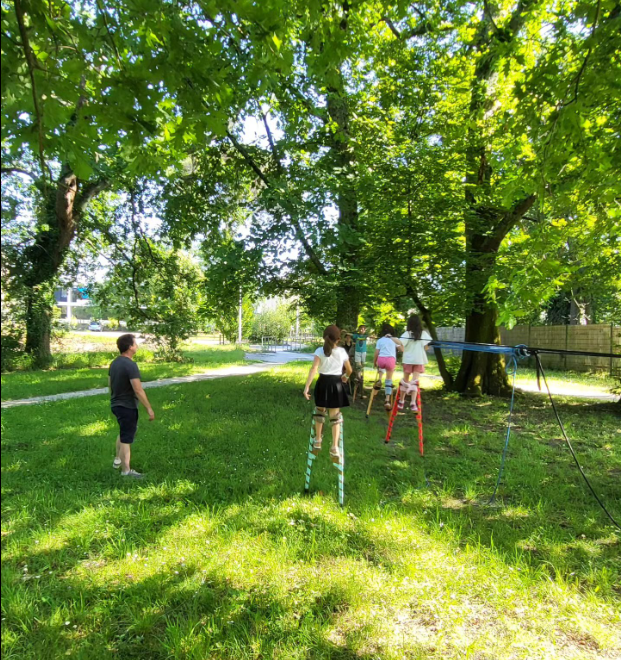 Les échasses à la Calandreta de la Dauna : une activité éducative pour les enfants à Pessac Les échasses à la Calandreta de la Dauna : une activité éducative pour les enfants à Pessac